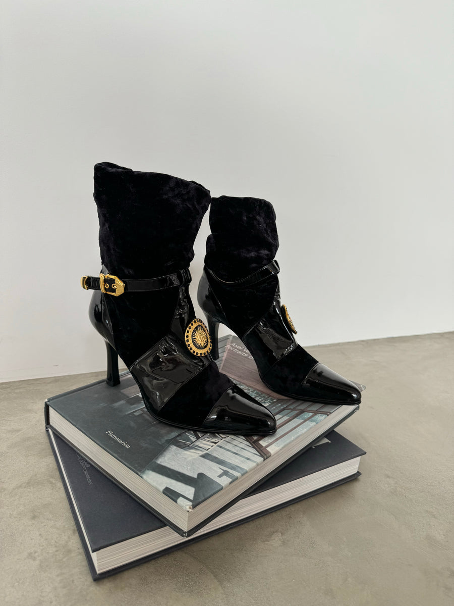 美品 GIANNI VERSACE アンクルブーツ ベロア レザー ビックロゴ 5F0002D1-D617-4403-896F-