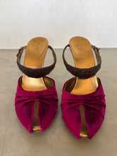 Load image into Gallery viewer, 90s Gucci Velvet and Bamboo Pumps
