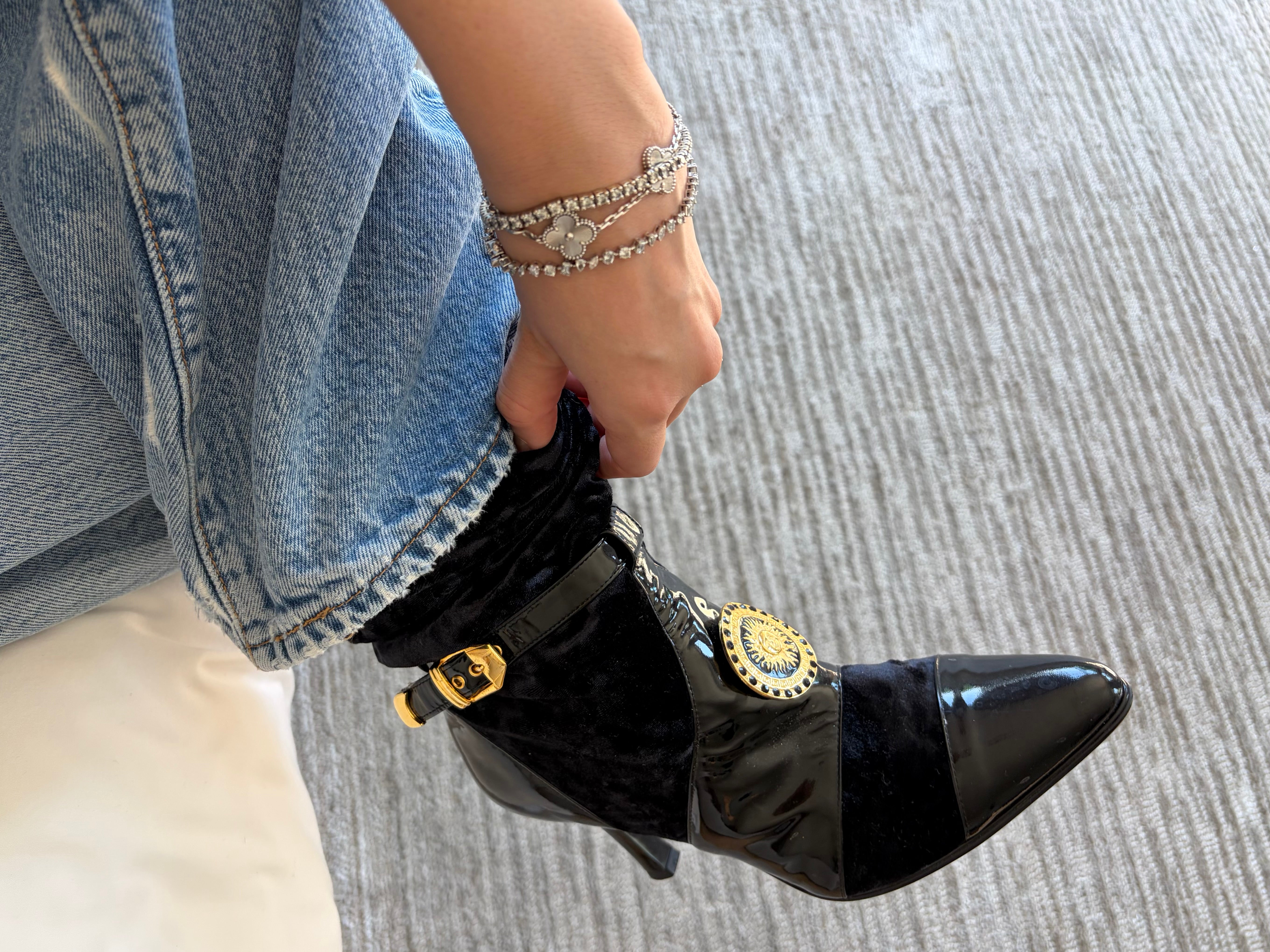 美品 GIANNI VERSACE アンクルブーツ ベロア レザー ビックロゴ 1993 Iconic Gianni Versace Ankle Boots – villa amour vintage