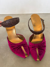 Load image into Gallery viewer, 90s Gucci Velvet and Bamboo Pumps

