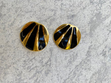 Load image into Gallery viewer, Two Toned Shell Earring
